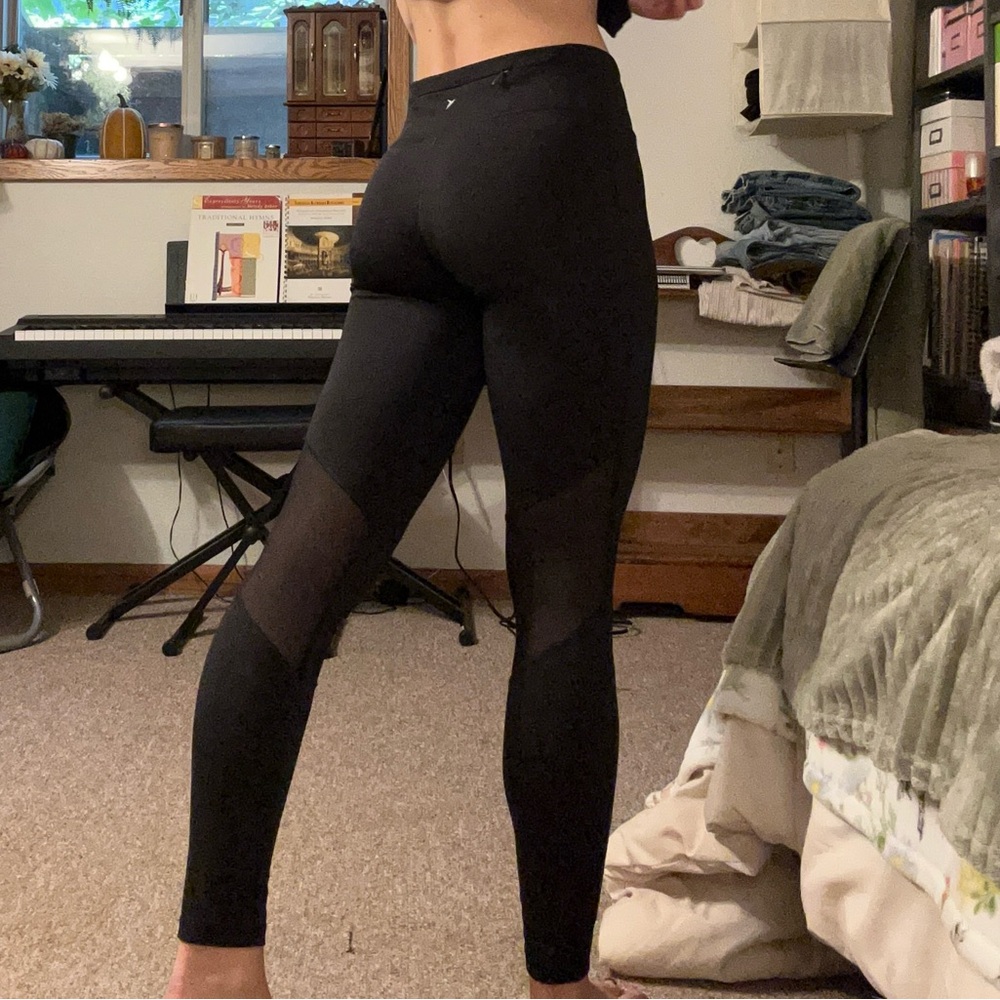 Old Navy Dry Fit Mid Rise Black Leggings - Picture 3 of 4
